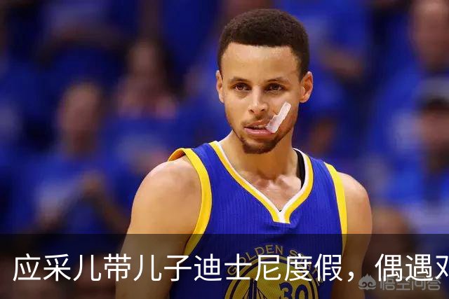 应采儿带儿子迪士尼度假，偶遇邓超热聊，13岁Jasper还没妈妈高